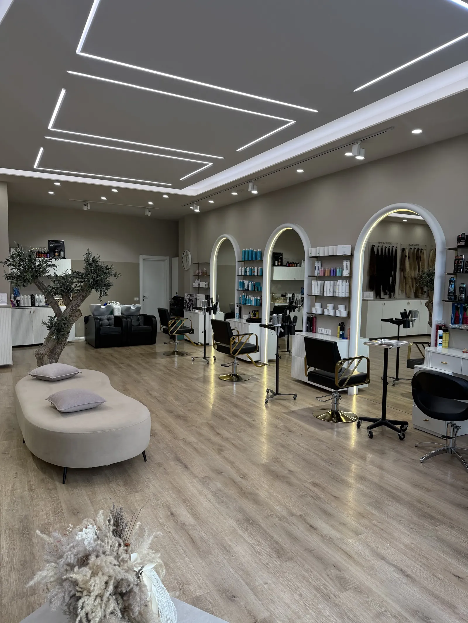 Salloni Onyx Hairline me pasqyra me hark, karrige stilimi dhe koleksionin e tufave në mur